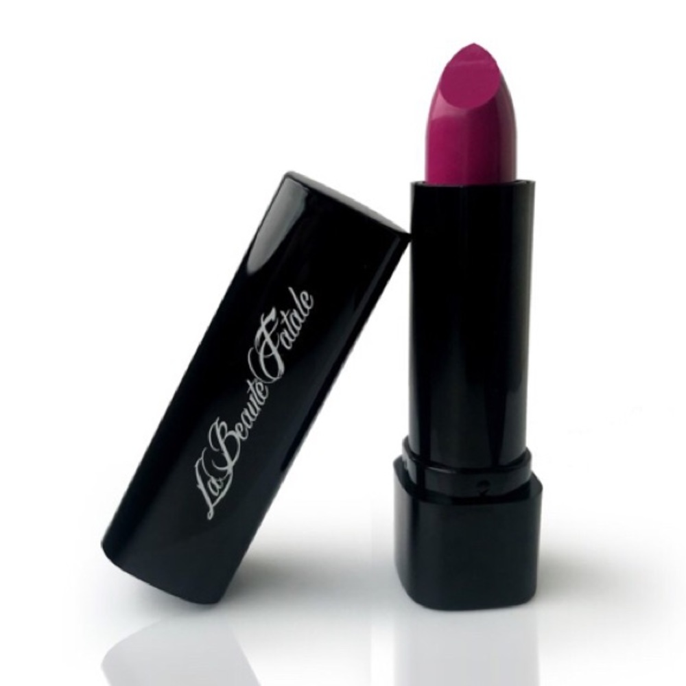 La Beaute Fatale lipstick color vibrate